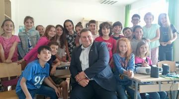 Евродепутатът Емил Радев гостува в Международното френско училище „Шарл Перо” във Варна