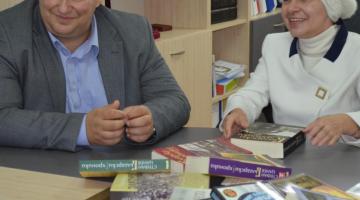 Емил Радев дари книги на библиотеката в Силистра